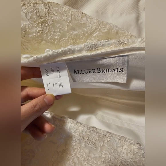 Allure Bridals Lace Wedding dress with sleeve, mermaid style 9322 - Picture 11 of 16